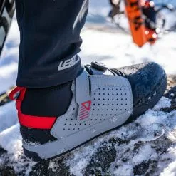 Leatt 4.0 Pro Clipless Pedal Shoe 24 Leatt 4.0 Pro Clipless Pedal Shoe -Cykler Salg 202220 20Leatt20 20Evan20Wall20Shreddit20 20Liam20Wallace20LOW20RES 02392