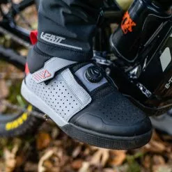 Leatt 4.0 Pro Clipless Pedal Shoe 21 Leatt 4.0 Pro Clipless Pedal Shoe -Cykler Salg 202220 20Leatt20 20Evan20Wall20Shreddit20 20Liam20Wallace20LOW20RES 02671