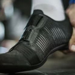 Fizik R2 Vento Powerstrap Aeroweave Road Shoes -Cykler Salg Fizik R2 Vento Powerstrap Aeroweave Road Shoes Cycling Shoes Black 2021 VER2PSAW1101040 4