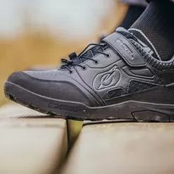 O'Neal Traverse Flat MTB Shoe 10 O'Neal Traverse Flat MTB Shoe -Cykler Salg O Neal Traverse Flat MTB Shoe Cycling Shoes Black 2023 ONSO20339 3